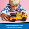 Na zdjęciu widoczny jest zestaw LEGO 60453 City Furgonetka ratowników plażowych, złożony z żółtych i czerwonych klocków, z dwoma czerwonymi deskami na dachu. Na dole zdjęcia znajduje się napis: "Rozwija kreatywność dzieci poprzez twórczą zabawę".