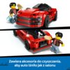 Na zdjęciu widoczny jest czerwony samochód sportowy z klocków LEGO oraz figurka trzymająca akcesoria do czyszczenia. Na dole znajduje się napis: "Zawiera akcesoria do czyszczenia, aby auto lśniło jak z salonu".