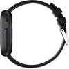 Czarny smartwatch z okrągłym przyciskiem na boku i czarnym paskiem z metalowym zapięciem. Urządzenie ma gładką, matową powierzchnię.