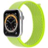 Jasnozielony pasek do zegarka Apple Watch z wyraźnie widoczną teksturą, przymocowany do zegarka z czarnym ekranem wyświetlającym tarczę z białymi cyframi i wskazówkami. Na ekranie widoczne są także napisy: "COOL - DUA LIPA" oraz cyfry "375" i "19:04".