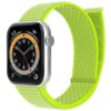 Jasnozielony pasek do zegarka Apple Watch z wyświetlaczem pokazującym tarczę zegara z czarnym tłem i białymi cyframi. Na ekranie widoczne są także wskaźniki temperatury, UV oraz ikona nuty.