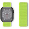 Jasnozielony pasek do zegarka Apple Watch jest przedstawiony obok zegarka z ciemną tarczą, na której widoczne są białe wskazówki i cyfry. Pasek ma teksturę z drobnym wzorem, a zegarek pokazuje godzinę 10:09.