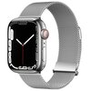 Srebrny pasek typu Milanese do zegarka Apple Watch, wykonany z metalowej siatki, z widocznym zapięciem magnetycznym. Zegarek ma czarny wyświetlacz z białymi cyframi i czerwonym sekundnikiem.