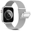 Srebrny pasek Milanese do zegarka Apple Watch z metalowej siatki, z magnetycznym zapięciem, przymocowany do zegarka. Zegarek ma czarny ekran i widoczny okrągły czujnik na spodzie.