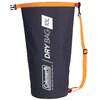 Czarno-pomarańczowy worek wodoszczelny z napisem "Coleman DRY BAG 10L" oraz logo "Coleman" na przedniej stronie. Worek posiada pomarańczowy pasek z klamrą.