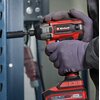 Na zdjęciu widoczna jest zakrętarka udarowa z logo "Einhell Professional" na obudowie, trzymana w rękach w rękawicach roboczych. Na akumulatorze narzędzia znajduje się napis "Li-Ion 4.0 Ah 18V" oraz "Power X-Change".