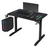 Czarne biurko gamingowe z kolorowymi akcentami świetlnymi, na którym znajdują się klawiatura, mysz i monitor. Obok biurka stoi komputer stacjonarny z podświetleniem RGB.