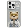 Szare etui na telefon z grafiką misia w kurtce i okularach, z napisem "NIMMY Friends" wzdłuż boku. Na górze widnieje tekst "LET'S GO PLAY TOGETHER" oraz symbole recyklingu.