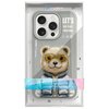 Etui na telefon w kolorze szarym z haftowanym wizerunkiem misia w okularach przeciwsłonecznych i kurtce. Na etui znajduje się tekst: "LET'S GO PLAY TOGETHER" oraz "NIMMY Friends", a także logo "Nimmy".