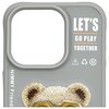 Szare etui na telefon z dużym otworem na aparat, ozdobione grafiką misia z widocznymi uszami. Na etui znajduje się tekst: "LET'S GO PLAY TOGETHER" oraz symbole ostrzegawcze i recyklingu, a także napis "NIMMY Friends".