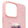 Różowe etui na telefon z dużym otworem na aparat, ozdobione haftowanym wizerunkiem kota w okularach przeciwsłonecznych. Na etui widnieją napisy: "NIMMY Friends", "What's your name AGAIN?", oraz "what's your name" z przekreślonym słowem "what's".