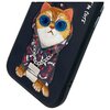 Czarne etui na telefon z haftowanym wizerunkiem kota w okularach przeciwsłonecznych i bluzie z kapturem, ozdobionej wzorem w czerwone i białe elementy oraz srebrnym łańcuchem. Na etui widoczny jest napis "I'M CUTE".