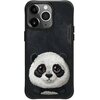 Czarne etui na telefon z haftowanym wizerunkiem pandy o dużych oczach na tle przypominającym teksturę materiału. Na boku etui widnieje napis "Nimmy".