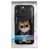 Etui na telefon przedstawia haftowanego kota w okularach przeciwsłonecznych i bluzie z kapturem, z napisem "I'M NOT COOL BUT I'M CUTE" oraz "NIMMY Friends". Na opakowaniu widnieje napis "Embroidered phone case 360° protection for iP 15 Pro".