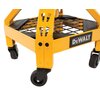 Żółty stołek z metalową kratką na podstawie, wyposażony w cztery czarne kółka. Na boku widoczne jest logo z napisem "DEWALT".