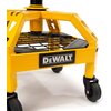 Żółty stołek z metalową kratką i czterema kółkami, na którym widnieje logo "DEWALT". Konstrukcja jest solidna, z wycięciami w kształcie trójkątów na bokach.