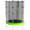 Na zdjęciu znajduje się trampolina z siatką ochronną, o zielonej podstawie i metalowych nogach. Na powierzchni trampoliny widoczny jest napis "XBOOST".