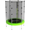 Na zdjęciu znajduje się trampolina z siatką ochronną, wsparta na metalowych słupkach, z zieloną osłoną wokół podstawy. Na powierzchni trampoliny widoczne jest logo "XBOOST".