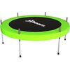 Na zdjęciu znajduje się trampolina z zielonym obramowaniem i czarną powierzchnią do skakania, na której widnieje logo "XBOOST.pl". Trampolina jest podparta metalowymi nogami.