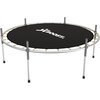 Na zdjęciu znajduje się okrągła trampolina z czarną matą i metalową ramą, z widocznym logo "XBOOST.pl" na powierzchni maty. Trampolina jest podparta kilkoma metalowymi nogami, a mata jest przymocowana do ramy za pomocą sprężyn.