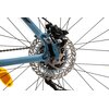 Zbliżenie na tylną tarczę hamulcową roweru górskiego z niebieską ramą i czarnym zaciskiem hamulcowym, na którym widnieje napis "Shimano". W tle widoczne są szprychy koła oraz fragment pomarańczowego odblasku.