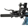 Zbliżenie na kierownicę roweru górskiego z widocznym uchwytem, dźwignią hamulca i manetką przerzutek z logo "SHIMANO". Część ramy roweru jest niebiesko-czarna, a na oponie widać bieżnik.