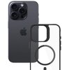 Na zdjęciu widoczny jest ciemny smartfon z trzema obiektywami aparatu oraz logo w kształcie nadgryzionego jabłka. Obok znajduje się przezroczysto-czarna obudowa z wycięciem na aparat i okrągłym wzorem na środku.