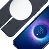 Na zdjęciu widoczne jest przezroczysto-niebieskie etui na telefon oraz smartfon z wyświetlaczem pokazującym animację ładowania z napisem "38% Charging". Obok etui znajduje się okrągła ładowarka bezprzewodowa podłączona do kabla.