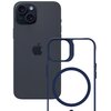 Na zdjęciu widoczny jest ciemny smartfon z logo w kształcie nadgryzionego jabłka oraz przezroczysto-niebieskie etui z wycięciami na aparat i okrągłym wzorem na środku. Etui jest umieszczone obok telefonu, pokazując jego kształt i dopasowanie do urządzenia