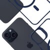 Przezroczysto-niebieskie etui do telefonu z wycięciami na aparat i przyciski, widoczne na tle ciemnego smartfona z dwoma obiektywami aparatu. Na obudowie telefonu znajduje się logo w kształcie nadgryzionego jabłka.