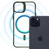 Przezroczysto-zielone etui na telefon z widocznym okrągłym wzorem na środku, sugerującym kompatybilność z technologią MagSafe. Obok etui znajduje się tył ciemnego telefonu z dwoma obiektywami aparatu i logo w kształcie nadgryzionego jabłka.