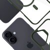Na zdjęciu widoczny jest fragment ciemnego smartfona z dwoma obiektywami aparatu i lampą błyskową, obok którego znajdują się przezroczysto-zielone elementy etui. Na obudowie telefonu znajduje się logo w kształcie nadgryzionego jabłka.