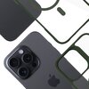 Na zdjęciu widoczny jest przezroczysto-zielony futerał na telefon oraz fragment telefonu z trzema obiektywami aparatu i logo w kształcie jabłka. Futerał ma wycięcia na obiektywy i inne elementy telefonu.