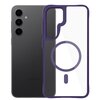 Na zdjęciu widoczne jest przezroczysto-fioletowe etui z okrągłym wzorem na środku, przeznaczone do telefonu Samsung Galaxy S24/S25. Obok etui znajduje się czarny telefon z trzema obiektywami aparatu i logo "Samsung" na dole.