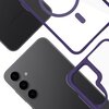 Na zdjęciu widoczne jest przezroczysto-fioletowe etui z wycięciami na aparat, obok czarnego telefonu z trzema obiektywami aparatu. Na telefonie znajduje się napis "SAMSUNG".