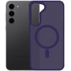 Na zdjęciu widoczne jest fioletowe etui z okrągłym wzorem na tylnej części, przeznaczone do telefonu Samsung Galaxy S24. Obok etui znajduje się tył telefonu z trzema obiektywami aparatu i logo "Samsung" na dole.