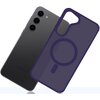 Na zdjęciu widoczne jest fioletowe etui do telefonu z okrągłym wzorem na środku, przeznaczone do modelu Samsung Galaxy S24. Obok etui znajduje się czarny telefon z trzema obiektywami aparatu i napisem "SAMSUNG" na obudowie.