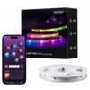 Na zdjęciu znajduje się opakowanie produktu "YEELIGHT RGBIC LED Basic Strip Lights" z kolorowymi taśmami LED oraz smartfon z aplikacją do sterowania oświetleniem. Obok widoczna jest zwinięta biała taśma LED.