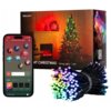 Pudełko z lampkami choinkowymi LED YEELIGHT YLYDD-0055 10 m Bluetooth przedstawia oświetloną choinkę na tle kominka, obok znajduje się smartfon z aplikacją do sterowania lampkami. Widoczny jest także zwinięty sznur kolorowych lampek LED z napisem "YEELIGH