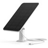 Panel solarny o prostokątnym kształcie z zaokrąglonymi rogami, zamontowany na białej podstawie. Do panelu przymocowany jest biały kabel z wtyczką USB-C.