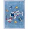 Na zdjęciu znajduje się dywan z niebieskim tłem, na którym widoczny jest rysunek astronauty w skafandrze kosmicznym, otoczonego elementami kosmicznymi, takimi jak rakieta, planety, gwiazdy i satelita. Astronauta jest połączony z rakietą za pomocą żółtego 