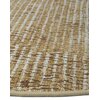 Zdjęcie przedstawia fragment beżowego dywanu zewnętrznego MULTI-DECOR Dara o średnicy 80 cm, z widocznym wzorem w odcieniach brązu i bieli. Krawędź dywanu jest starannie obszyta.