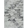 Szary dywan zewnętrzny o wymiarach 120 x 170 cm z geometrycznym wzorem składającym się z trójkątów i prostokątów w różnych odcieniach szarości. Wzór ma teksturę przypominającą przetarcia i linie, co nadaje mu nowoczesny wygląd.
