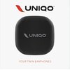 Czarne etui na słuchawki z logo "UNIQO" na środku, na białym tle. Nad etui znajduje się napis "UNIQO", a poniżej "YOUR TWIN EARPHONES".