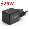 Czarna ładowarka sieciowa z napisem "25W" na boku oraz logo "hama" na górze, z widocznym zielonym portem USB-C. W tle znajduje się czerwony napis "25W" z symbolem błyskawicy.