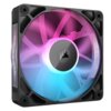 Czarny wentylator komputerowy z podświetleniem RGB, które emituje różne kolory, takie jak różowy i niebieski. Na obudowie wentylatora widoczny jest napis "CORSAIR" oraz logo producenta na środku.