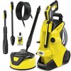 Na zdjęciu znajduje się żółta myjka ciśnieniowa z napisem "KARCHER K4 Power Control" oraz akcesoria takie jak węże, lanca, butelka z płynem "Stone & Facade" i okrągła szczotka. Produkt ma czarne i żółte elementy, a na myjce widoczne jest logo "KARCHER".