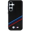 Czarne etui na telefon z trzema wycięciami na aparaty, ozdobione ukośnymi paskami w kolorach niebieskim, granatowym i czerwonym. Na dole znajduje się logo z literą "M" oraz okrągłe logo z niebieskim i białym elementem.
