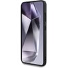 Czarne etui na telefon z wycięciem na aparat, ozdobione trzema ukośnymi paskami w kolorach niebieskim, granatowym i czerwonym. Na dole widoczne są dwa logotypy: okrągły z niebiesko-białymi elementami oraz prostokątny z literą "M" w kolorach niebieskim, gr