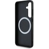 Czarne etui na telefon z trzema pionowymi paskami w kolorach niebieskim, granatowym i czerwonym oraz teksturą przypominającą włókno węglowe. Na etui widoczne jest logo BMW oraz napis "THE MOST POWERFUL LETTER IN THE WORLD."